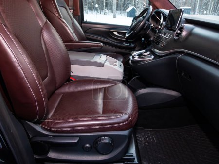 Foto de Novosibirsk, Rusia - 17 de diciembre de 2023: Mercedes-Benz V-Class, lujoso coche Interior - salpicadero, reproductor, volante con logotipo y botones, velocímetro y taquomete - Imagen libre de derechos