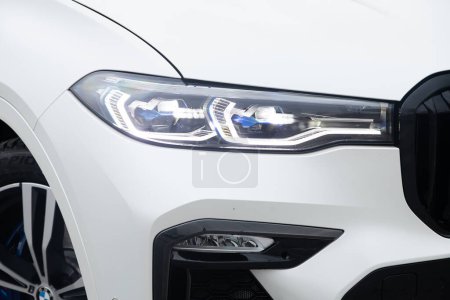 Téléchargez les photos : Novossibirsk, Russie - 26 octobre 2020 : BMW X7, Gros plan sur les détails de la voiture : beauté propres phares de blanc SU - en image libre de droit