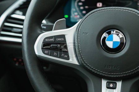 Téléchargez les photos : Novossibirsk, Russie - 26 octobre 2020 : BMW X7, contrôleur de voiture au volant, musique, fonction du système de contrôle et téléphone vocal dans la voiture. intérieur de voiture moderne - en image libre de droit