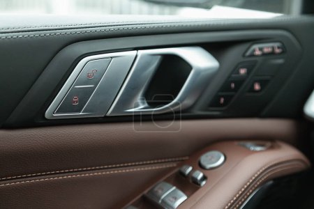 Foto de Novosibirsk, Rusia - 26 de octubre de 2020: BMW X7, Botones de la puerta lateral: ventana, botones de ajuste del espejo, cerradura de la puerta. Coche dentro - Imagen libre de derechos