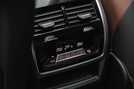 Téléchargez les photos : Novossibirsk, Russie - 26 octobre 2020 : BMW X7, Fermer le système de ventilation des voitures - détails et contrôles de la voiture moderne - en image libre de droit