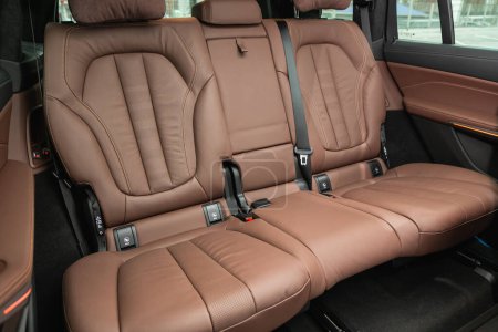 Téléchargez les photos : Novossibirsk, Russie - 26 octobre 2020 : BMW X7, Confort intérieur. Intérieur propre de la voiture : sièges arrière marron, appuie-tête et ceinture - en image libre de droit