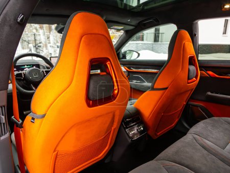 Foto de Novosibirsk, Rusia - 21 de diciembre de 2023: Zeekr 001, Diseño de interiores de cuero, asientos para pasajeros y conductores de automóviles con cinturón de seguridad. - Imagen libre de derechos