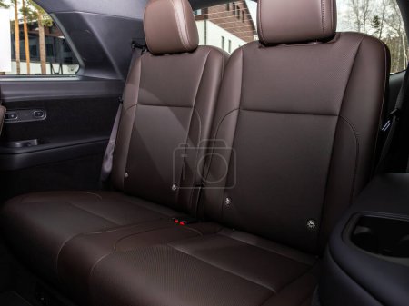 Foto de Novosibirsk, Rusia - 28 de diciembre de 2023: LI L9, Acercamiento de los asientos traseros de cuero negro con cinturón de seguridad. interio coche moderno - Imagen libre de derechos