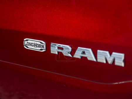 Foto de Novosibirsk, Rusia - 28 de diciembre de 2023: Dodge Ram 1500 Diesel, primer plano del logotipo exclusivo en el salpicadero - Imagen libre de derechos