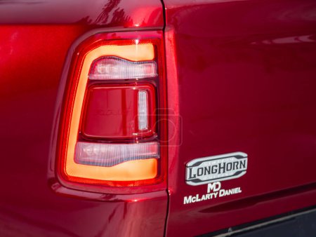 Téléchargez les photos : Novossibirsk, Russie - décembre 28, 2023 : Dodge Ram 1500 Diesel, Détail rapproché sur l'un des feux arrière rouges LED voiture multisegment moderne. - en image libre de droit