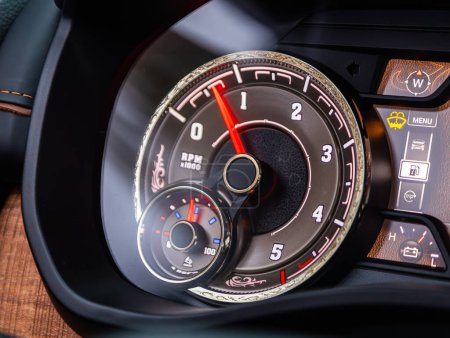 Téléchargez les photos : Novossibirsk, Russie - décembre 28, 2023 : Dodge Ram 1500 Diesel, Tableau de bord de la voiture avec rétro-éclairage blanc : Odomètre, indicateur de vitesse, tachymètre, niveau de carburant, température de l'eau et plus - en image libre de droit