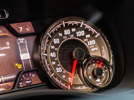 Téléchargez les photos : Novossibirsk, Russie - décembre 28, 2023 : Dodge Ram 1500 Diesel, Tableau de bord de la voiture avec rétro-éclairage blanc : Odomètre, indicateur de vitesse, tachymètre, niveau de carburant, température de l'eau et plus - en image libre de droit