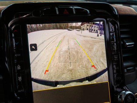 Téléchargez les photos : Novossibirsk, Russie - décembre 28, 2023 : Dodge Ram 1500 Diesel, caméra arrière avec moniteur, boutons - détails et contrôles de la voiture moderne. - en image libre de droit