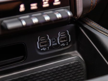 Téléchargez les photos : Novossibirsk, Russie - 28 décembre 2023 : Dodge Ram 1500 Diesel, deux ports USB dans le panneau de voiture - en image libre de droit