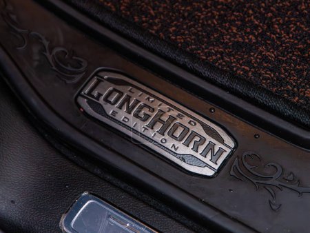 Téléchargez les photos : Novossibirsk, Russie - 28 décembre 2023 : Dodge Ram 1500 Diesel, gros plan du logo exclusif LONGHORN Limited Edition - en image libre de droit