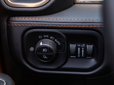 Téléchargez les photos : Novossibirsk, Russie - décembre 28, 2023 : Dodge Ram 1500 Diesel, Gros plan sur les boutons de commande du commutateur de phare, tableau de bord à réglage automatique. - en image libre de droit