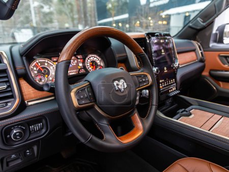 Foto de Novosibirsk, Rusia - 28 de diciembre de 2023: Dodge Ram 1500 Diesel, volante, palanca de cambios y tablero de instrumentos, control climático, velocímetro, pantalla. - Imagen libre de derechos