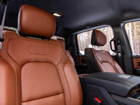 Téléchargez les photos : Novossibirsk, Russie - 28 décembre 2023 : Dodge Ram 1500 Diesel, Siège arrière en cuir marron avec ceinture de sécurité. Intérieur de voiture de luxe - en image libre de droit