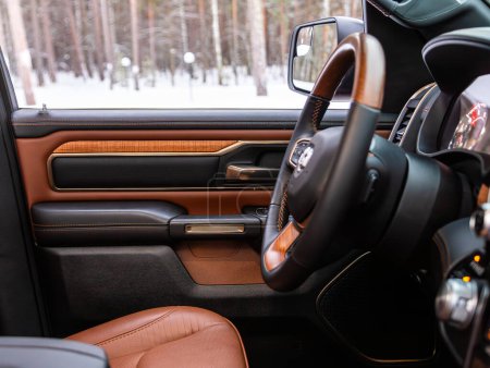 Téléchargez les photos : Novosibirsk, Russie - décembre 28, 2023 : Dodge Ram 1500 Diesel, détails de la cabine intérieure du poste de pilotage, compteur de vitesse et tachymètre. Intérieur cuir noir et marron - en image libre de droit