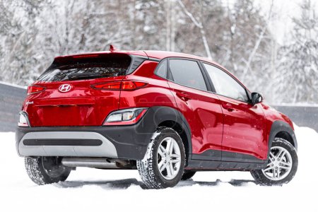 Téléchargez les photos : Novossibirsk, Russie - 05 janvier 2024 : Hyundai Kona rouge, vue de dos. Voiture SUV dans un parking en hiver - en image libre de droit