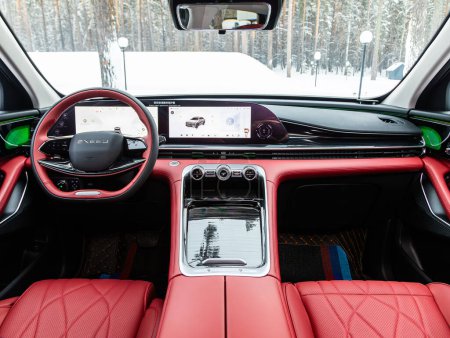 Foto de Novosibirsk, Rusia - 05 de enero de 2024: negro EXEED RX, coche Interior - volante, palanca de cambios y salpicadero, climatización, velocímetro, pantalla de lujo ca - Imagen libre de derechos