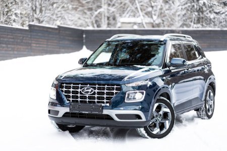 Téléchargez les photos : Novossibirsk, Russie - 05 janvier 2024 : Hyundai Creta bleu, vue de face. Voiture SUV dans un parking en hiver - en image libre de droit