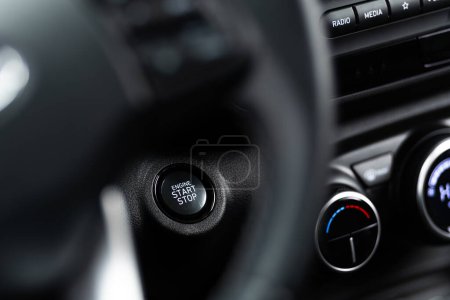 Foto de Botón de parada de arranque del motor de un coche deportivo moderno interior de lujo negro - Imagen libre de derechos