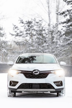 Téléchargez les photos : Novossibirsk, Russie - 05 janvier 2024 : Renault Arkana blanc, vue de face. Voiture berline dans un parking en hiver - en image libre de droit