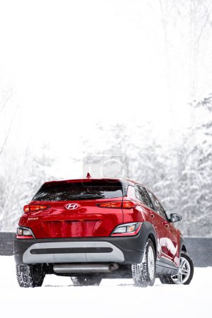 Téléchargez les photos : Novossibirsk, Russie - 05 janvier 2024 : Hyundai Kona rouge, vue de dos. Voiture SUV dans un parking en hiver - en image libre de droit