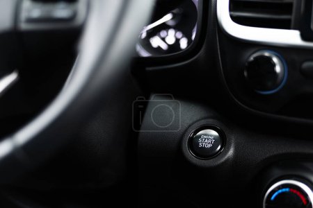 Foto de Botón de parada de arranque del motor de un coche deportivo moderno interior de lujo negro - Imagen libre de derechos