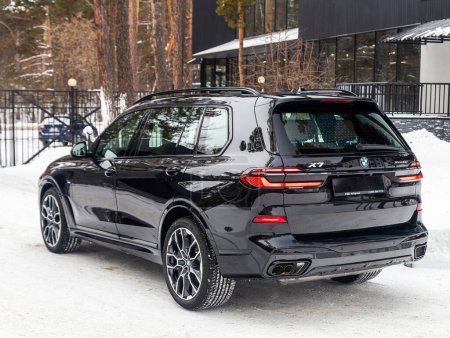 Téléchargez les photos : Novossibirsk, Russie - 05 janvier 2024 : BMW X7 noire, stationnée en ville en hiver, vue de l'arrière - en image libre de droit