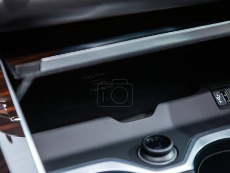 Téléchargez les photos : Novossibirsk, Russie - janvier 05, 2024 : BMW X7 noir, chargeur de voiture sans fil - en image libre de droit