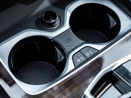 Téléchargez les photos : Novossibirsk, Russie - 05 janvier 2024 : BMW X7 noire, gros plan sur les boutons chauffants des sièges, porte-gobelets. intérieur de voiture moderne : pièces, boutons, bouton - en image libre de droit