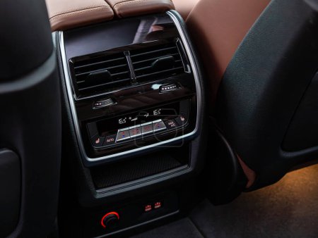 Foto de Novosibirsk, Rusia - 05 de enero de 2024: BMW X7 negro, panel de control para la comodidad de los pasajeros del asiento trasero: control de temperatura, calefacción del asiento, portavasos - Imagen libre de derechos