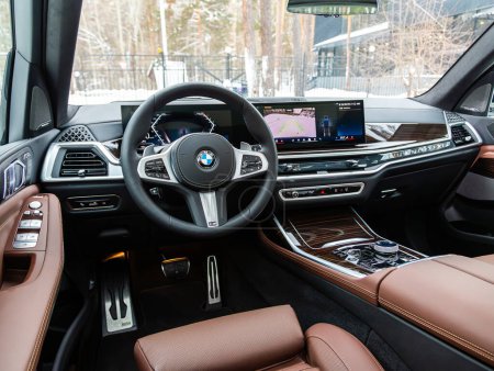 Téléchargez les photos : Novossibirsk, Russie - 05 janvier 2024 : BMW X7 noire, gros plan du panneau de commande central, moniteur avec musique et radio, réglage du ventilateur, climatiseur, lecteur. Voiture intérieure - en image libre de droit