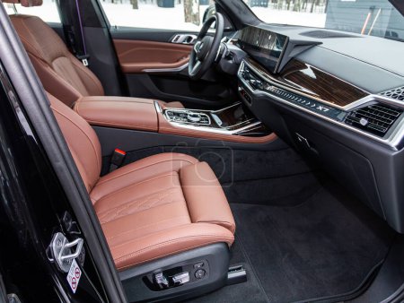 Foto de Novosibirsk, Rusia - 05 de enero de 2024: BMW X7 negro, Interior del nuevo coche sedán moderno con transmisión automática, salpicadero - Imagen libre de derechos