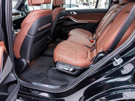 Téléchargez les photos : Novossibirsk, Russie - 05 janvier 2024 : BMW X7 noire, Gros plan des sièges arrière en cuir marron avec ceinture de sécurité. voiture moderne interio - en image libre de droit