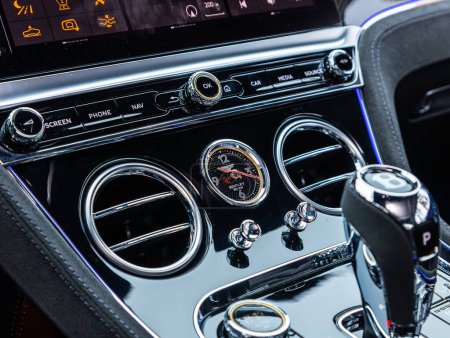 Foto de Novosibirsk, Rusia - 05 de enero de 2024: Bentley Continental GT blanco, sistema de ventilación de automóviles de primer plano y aire acondicionado - detalles y controles de automóviles modernos - Imagen libre de derechos