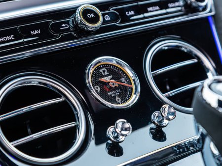 Foto de Novosibirsk, Rusia - 05 de enero de 2024: Bentley Continental GT blanco, Primer plano del sistema de ventilación del coche y el reloj en estilo retro - detalles y controles de un coche moderno. - Imagen libre de derechos