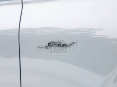 Foto de Novosibirsk, Rusia - 05 de enero de 2024: Bentley Continental GT blanco, primer plano del logo Speed on white car. - Imagen libre de derechos