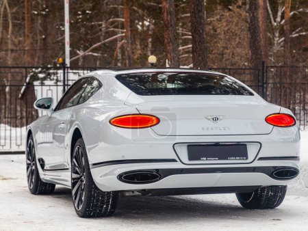 Téléchargez les photos : Novossibirsk, Russie - 05 janvier 2024 : blanc Bentley Continental GT stationné dans une ville. Aucune autre voiture et les gens. - en image libre de droit
