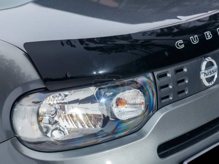 Téléchargez les photos : Novossibirsk, Russie - janvier 15, 2024 : silver Nissan Cube,, Gros plan sur les détails de la voiture : beauté propres phares de voiture grise - en image libre de droit