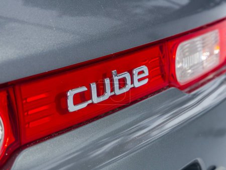 Téléchargez les photos : Novossibirsk, Russie - 15 janvier 2024 : Nissan Cube argenté, gros plan du logo CUBE sur voiture grise. - en image libre de droit