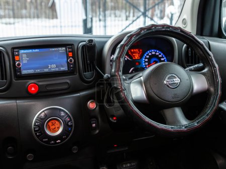 Téléchargez les photos : Novossibirsk, Russie - 15 janvier 2024 : Nissan Cube argenté, volant, levier de vitesses et tableau de bord, climatisation, indicateur de vitesse, affichage. Salon d'un nouveau ca élégant - en image libre de droit