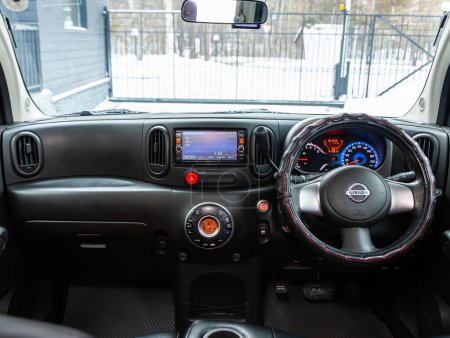 Téléchargez les photos : Novossibirsk, Russie - 15 janvier 2024 : Nissan Cube argenté, volant, levier de vitesses, système multimédia, sièges du conducteur et dashboar - en image libre de droit