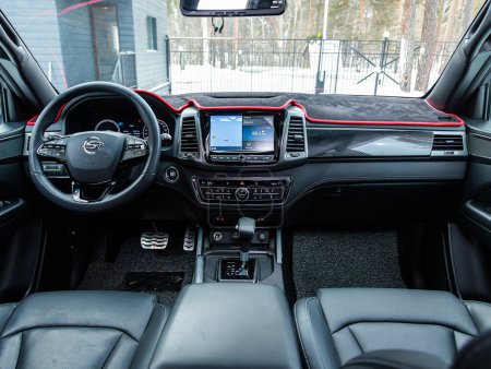 Foto de Novosibirsk, Rusia - 15 de enero de 2024: SUV SsangYong Rexton Khan verde, volante, palanca de cambios y tablero de instrumentos, control de temperatura, velocímetro, pantalla. Salón de una nueva ca con estilo - Imagen libre de derechos