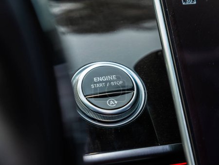 Foto de Novosibirsk, Rusia - 15 de enero de 2024: Mercedes-Benz S-class, Car engine push start stop button ignition remote starter. Panel de control del coche - Imagen libre de derechos