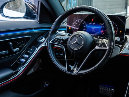 Téléchargez les photos : Novossibirsk, Russie - 15 janvier 2024 : Mercedes-Benz Classe S de luxe noire, volant, levier de vitesses, système multimédia, sièges du conducteur et dashboar - en image libre de droit