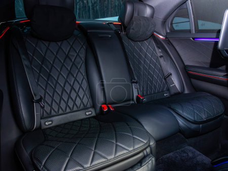 Foto de Novosibirsk, Rusia - 15 de enero de 2024: Mercedes-Benz S-class de lujo negro, diseño interior de cuero negro, asientos para pasajeros y conductores de automóviles con cinturón de seguridad. - Imagen libre de derechos