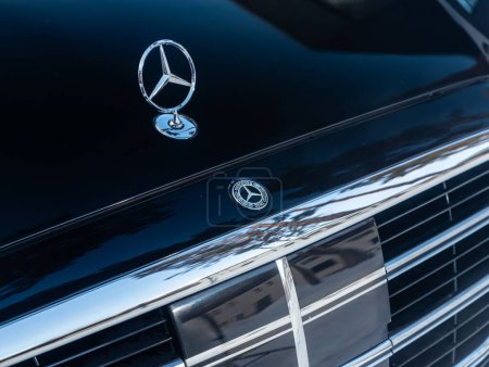 Foto de Novosibirsk, Rusia - 15 de enero de 2024: Mercedes-Benz S-class de lujo negro, primer plano del logotipo Mercedes en la carrocería, automóvil negro. - Imagen libre de derechos