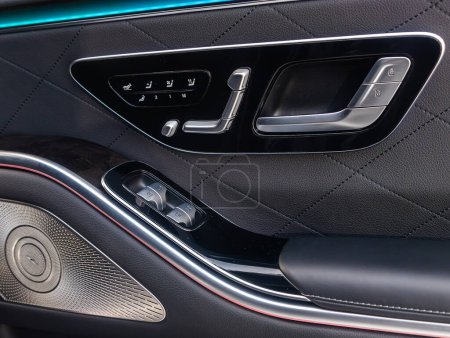 Téléchargez les photos : Novossibirsk, Russie - 15 janvier 2024 : Mercedes-Benz classe S de luxe noire, gros plan sur les boutons de la porte latérale : boutons de réglage de la fenêtre, serrure de la porte. - en image libre de droit