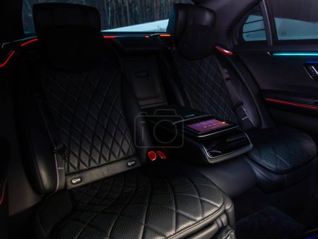 Foto de Novosibirsk, Rusia - 15 de enero de 2024: Mercedes-Benz S-class de lujo negro, diseño interior de cuero negro, asientos para pasajeros y conductores de automóviles con cinturón de seguridad. - Imagen libre de derechos