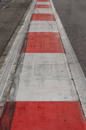 Téléchargez les photos : Gros plan sur l'asphalte vide d'un circuit international. Circuit d'une voiture, moto - en image libre de droit