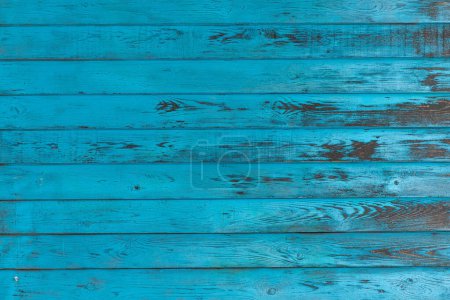 Foto de Primer plano de una pared de madera azul pintada durante mucho tiempo y la pintura se despegó. Fondo de textura azul - Imagen libre de derechos
